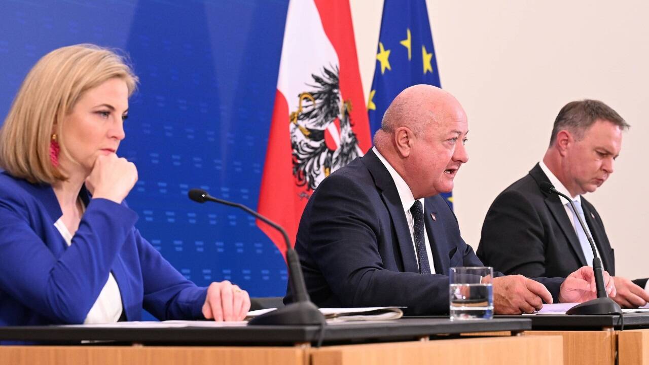 Meinl-Reisinger, Stocker, Babler: Neuregelung zum Parteiengesetz stößt auf heftige Kritik. Meinl-Reisinger, Stocker, Babler: Neuregelung zum Parteiengesetz stößt auf heftige Kritik.