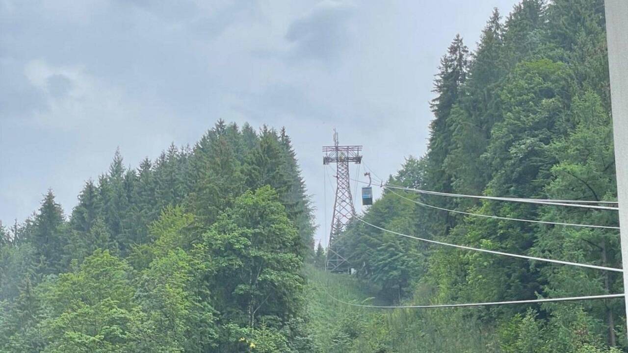 Die talseitige Gondel blieb unterhalb der einzigen Stütze der Karrenbahn stehen. 