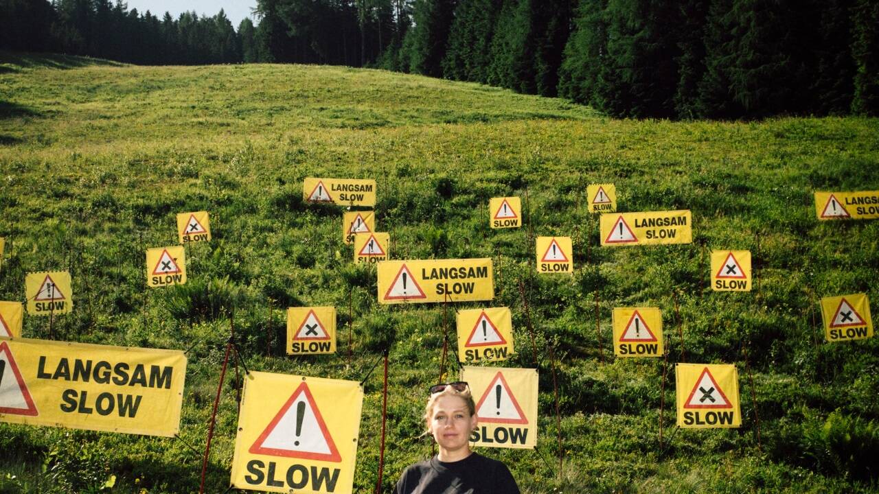 Theresa Hattinger vor ihrer Installation „Langsam/slow“ auf dem Graukogel.  Theresa Hattinger vor ihrer Installation „Langsam/slow“ auf dem Graukogel.