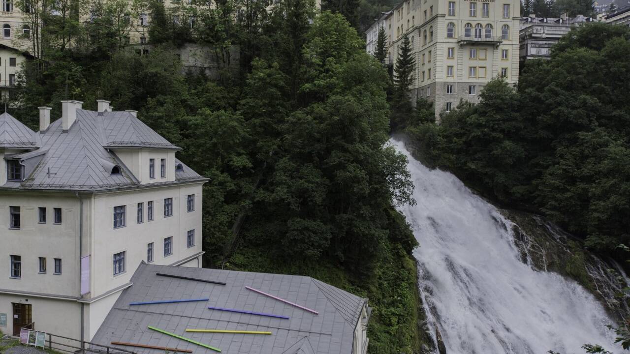 Gerwald Rockenschaub, der 2017 das Dach des Kraftwerks am Wasserfall bespielte, ist Teil der Jubiläumsausstellung  Gerwald Rockenschaub, der 2017 das Dach des Kraftwerks am Wasserfall bespielte, ist Teil der Jubiläumsausstellung