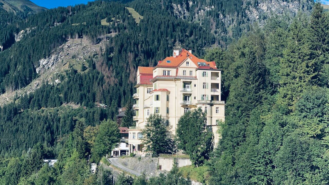 Das ehemalige Grandhotel Astoria beherbergt heuer die Kunstmesse „Art Bad Gastein“.  Das ehemalige Grandhotel Astoria beherbergt heuer die Kunstmesse „Art Bad Gastein“.