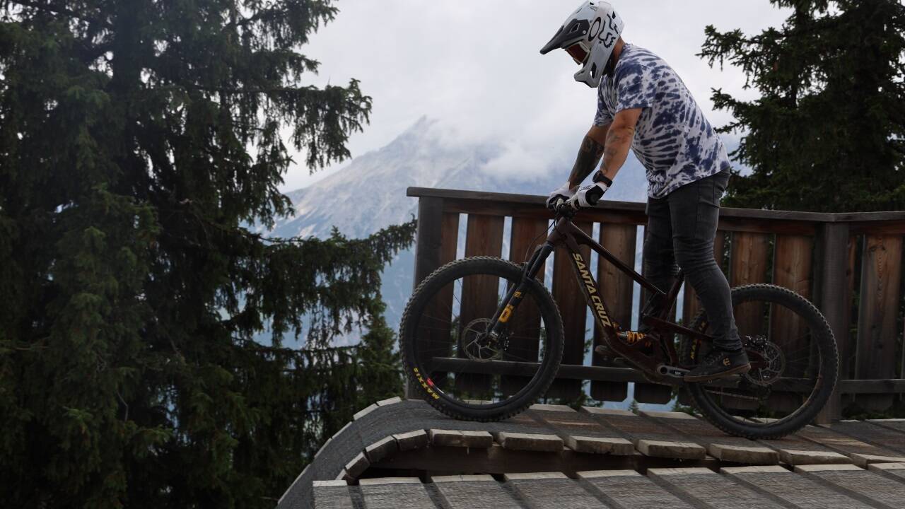 Ein Biker beim Start in den HotShots Trail. 