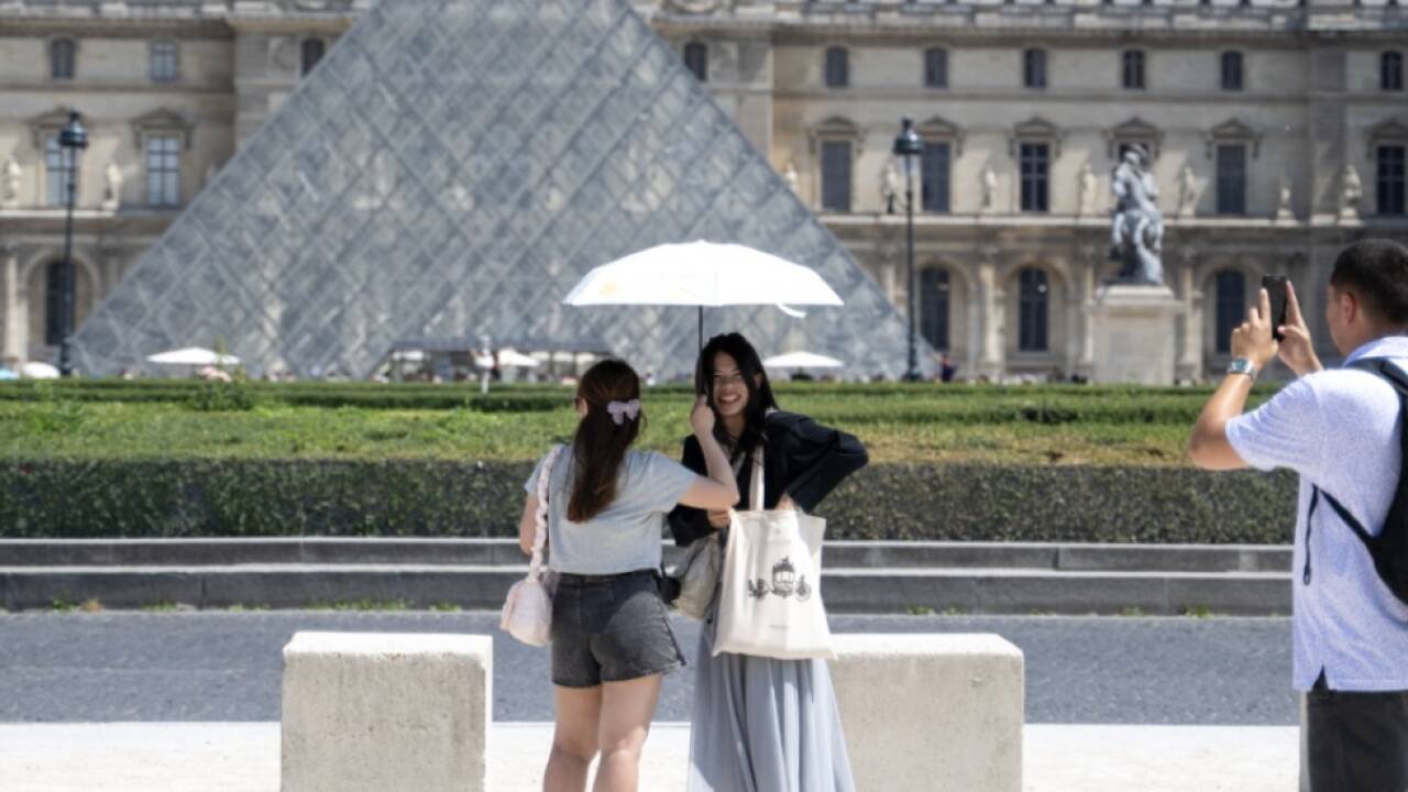 Der Louvre zieht zahlreiche Touristen an 