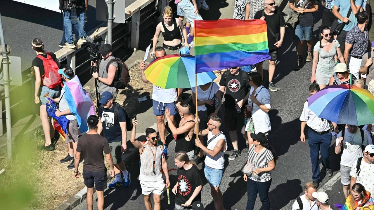 Trotz Verbots haben Hunderttausende Demonstrantinnen und Demonstranten am Samstagnachmittag am Budapester Pride-Marsch teilgenommen. 