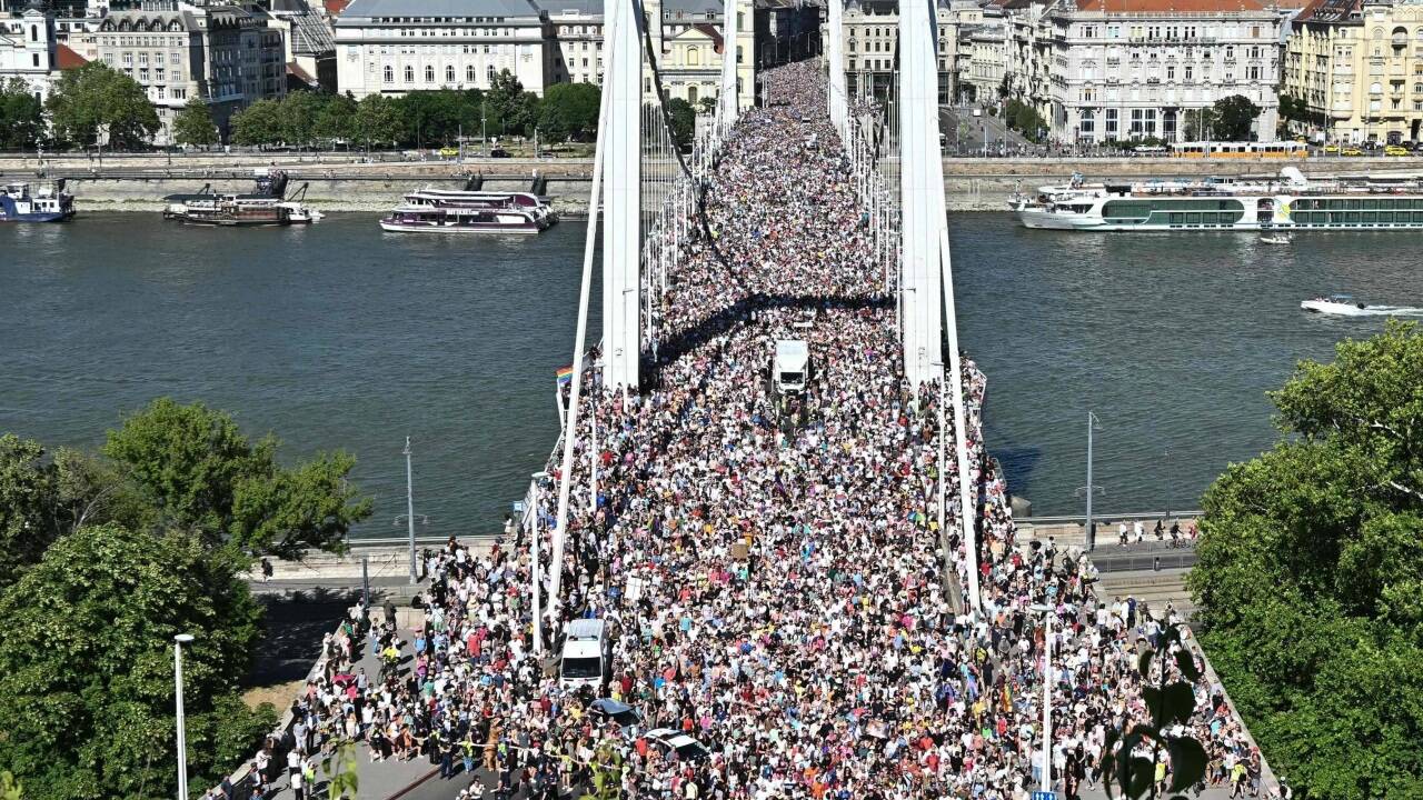Trotz Verbots haben Hunderttausende Demonstrantinnen und Demonstranten am Samstagnachmittag am Budapester Pride-Marsch teilgenommen. 