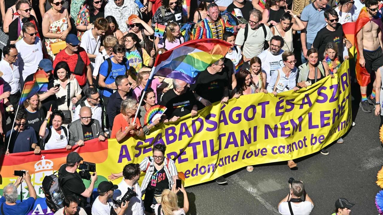 Trotz Verbots haben Hunderttausende Demonstrantinnen und Demonstranten am Samstagnachmittag am Budapester Pride-Marsch teilgenommen. 