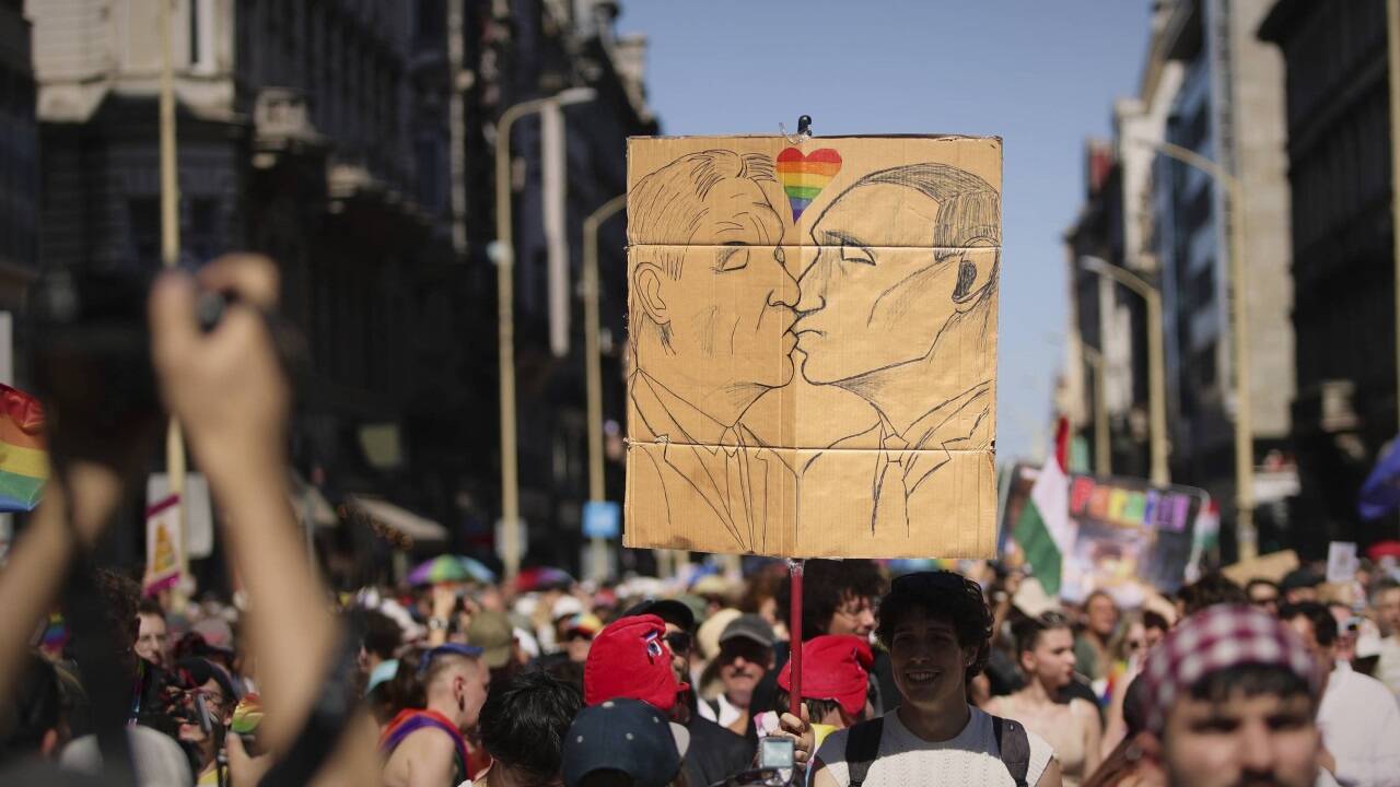 Trotz Verbots haben Hunderttausende Demonstrantinnen und Demonstranten am Samstagnachmittag am Budapester Pride-Marsch teilgenommen. 