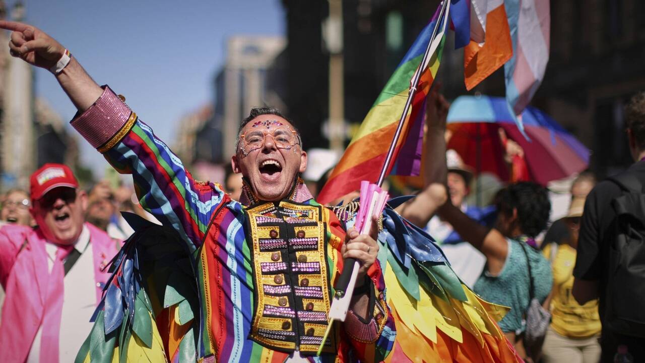 Trotz Verbots haben Hunderttausende Demonstrantinnen und Demonstranten am Samstagnachmittag am Budapester Pride-Marsch teilgenommen. 