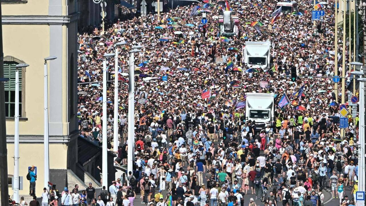 Trotz Verbots haben Hunderttausende Demonstrantinnen und Demonstranten am Samstagnachmittag am Budapester Pride-Marsch teilgenommen. 