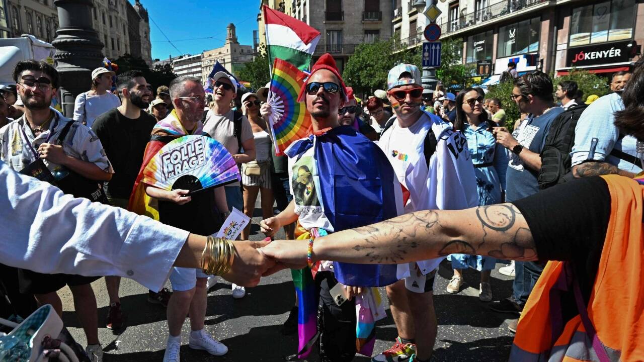 Trotz Verbots haben Hunderttausende Demonstrantinnen und Demonstranten am Samstagnachmittag am Budapester Pride-Marsch teilgenommen. 