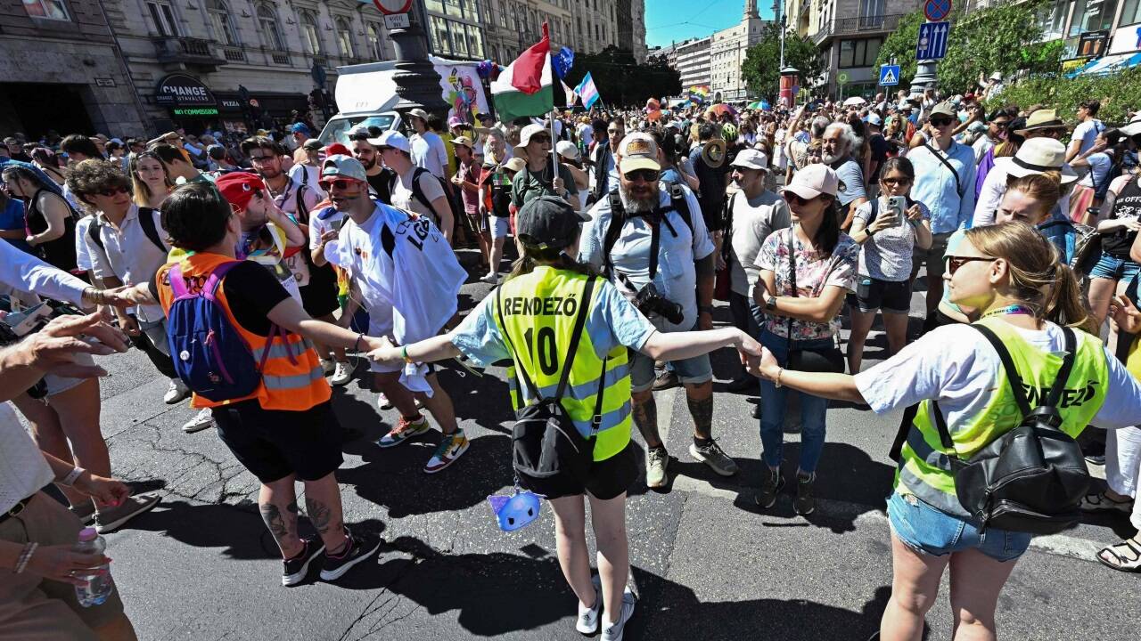 Trotz Verbots haben Hunderttausende Demonstrantinnen und Demonstranten am Samstagnachmittag am Budapester Pride-Marsch teilgenommen. 