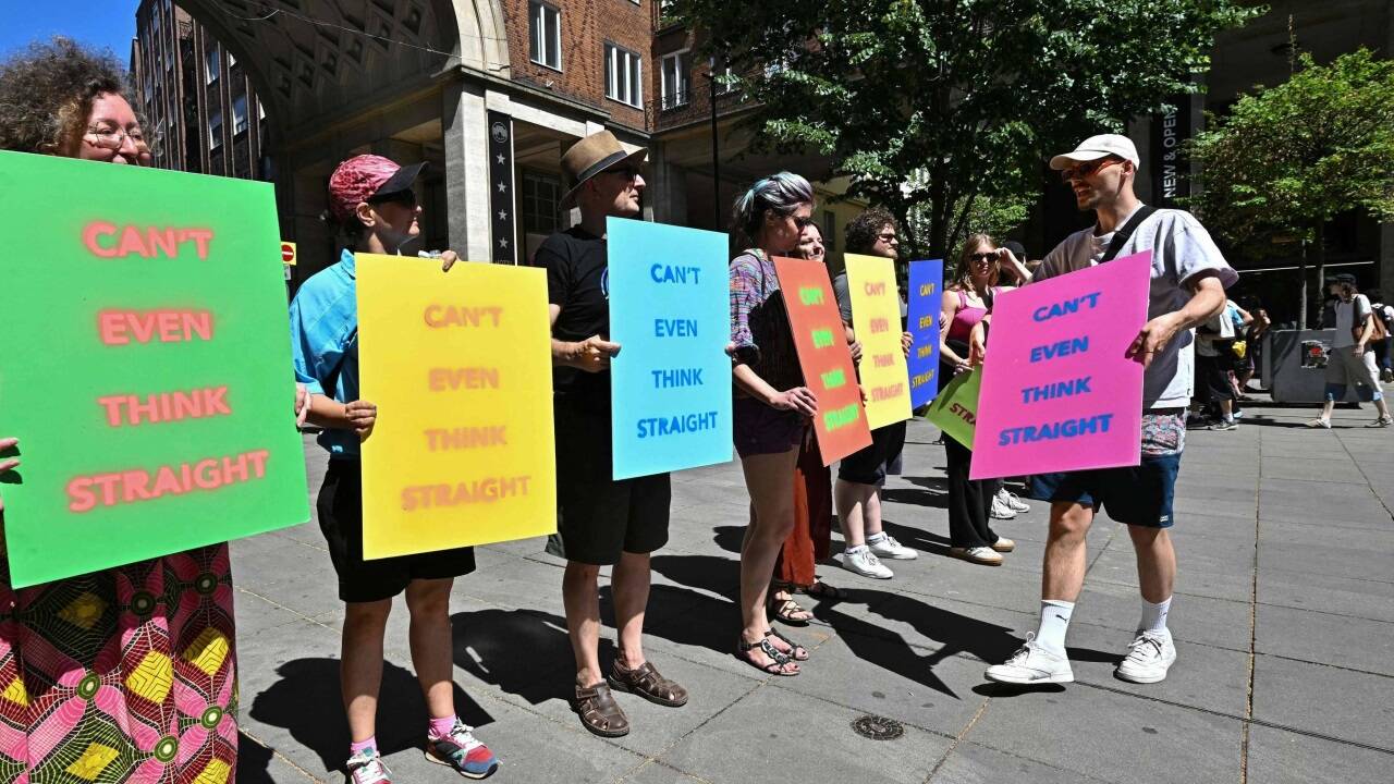Trotz Verbots haben Hunderttausende Demonstrantinnen und Demonstranten am Samstagnachmittag am Budapester Pride-Marsch teilgenommen. 