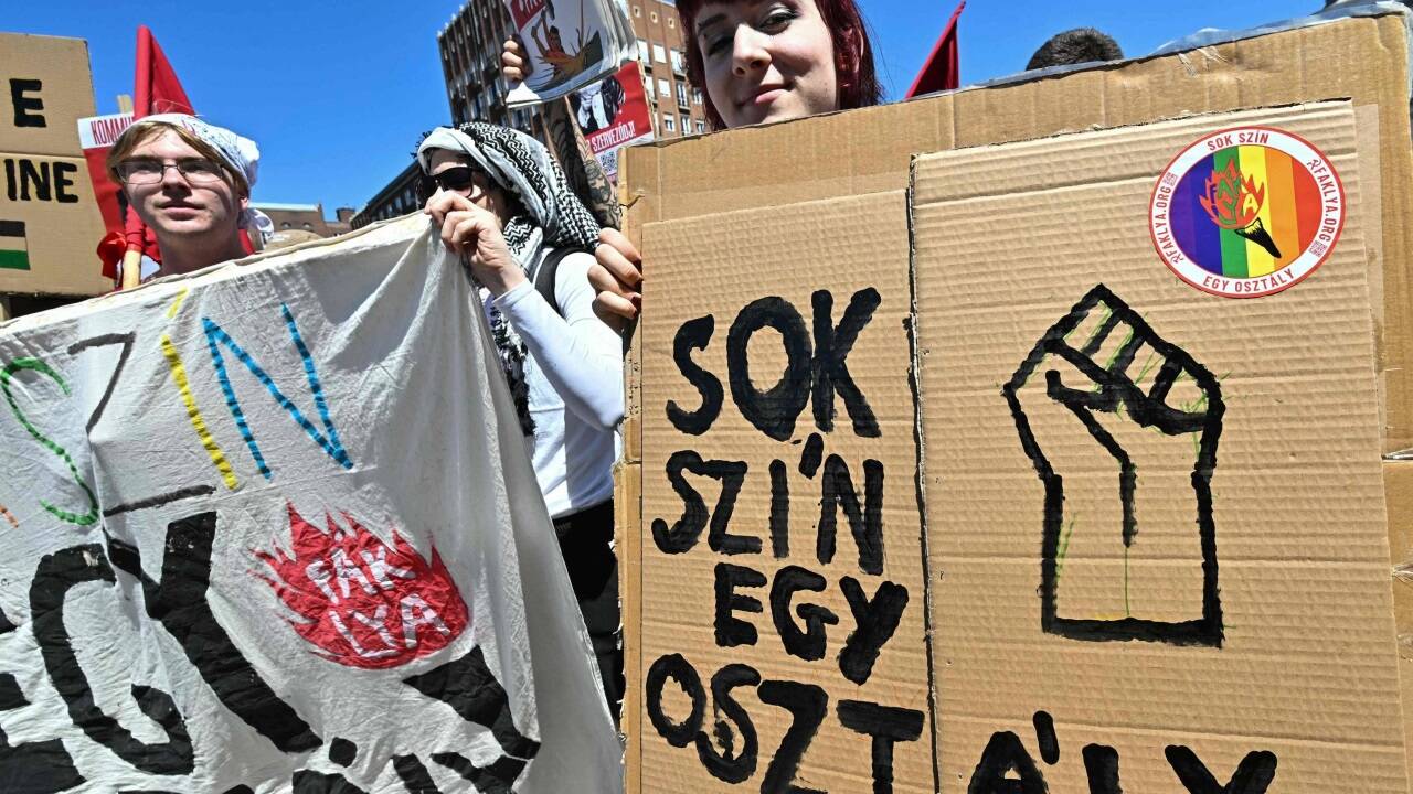 Trotz Verbots haben Hunderttausende Demonstrantinnen und Demonstranten am Samstagnachmittag am Budapester Pride-Marsch teilgenommen. 