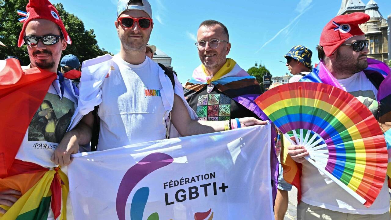 Trotz Verbots haben Hunderttausende Demonstrantinnen und Demonstranten am Samstagnachmittag am Budapester Pride-Marsch teilgenommen. 