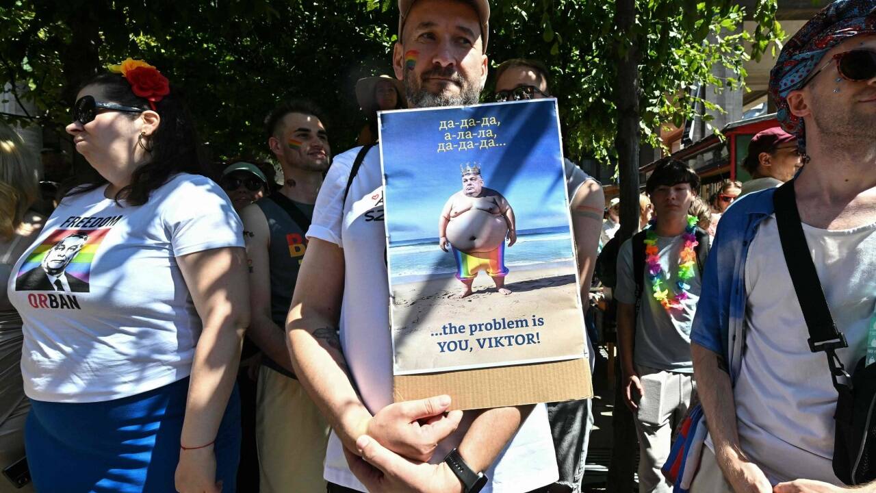 Trotz Verbots haben Hunderttausende Demonstrantinnen und Demonstranten am Samstagnachmittag am Budapester Pride-Marsch teilgenommen. 