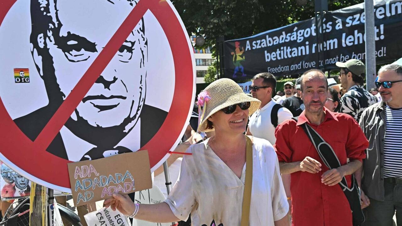 Trotz Verbots haben Hunderttausende Demonstrantinnen und Demonstranten am Samstagnachmittag am Budapester Pride-Marsch teilgenommen. 