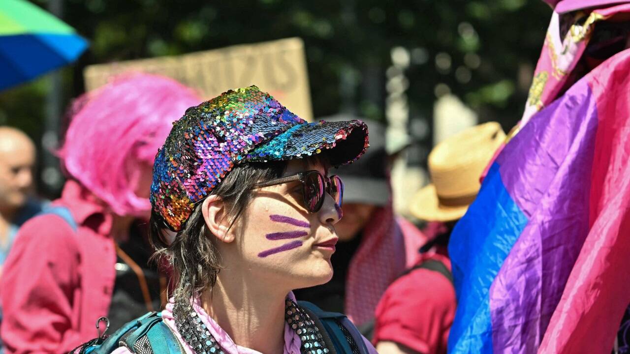 Trotz Verbots haben Hunderttausende Demonstrantinnen und Demonstranten am Samstagnachmittag am Budapester Pride-Marsch teilgenommen. 