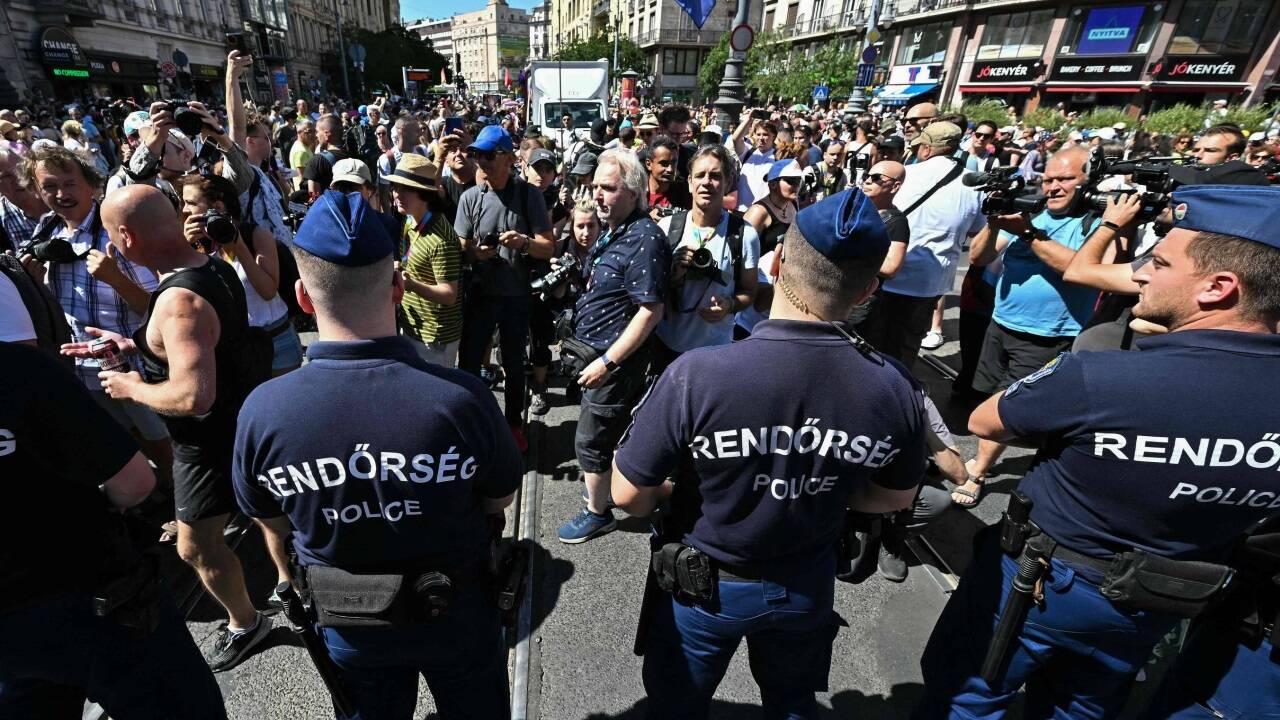 Trotz Verbots haben Hunderttausende Demonstrantinnen und Demonstranten am Samstagnachmittag am Budapester Pride-Marsch teilgenommen. 