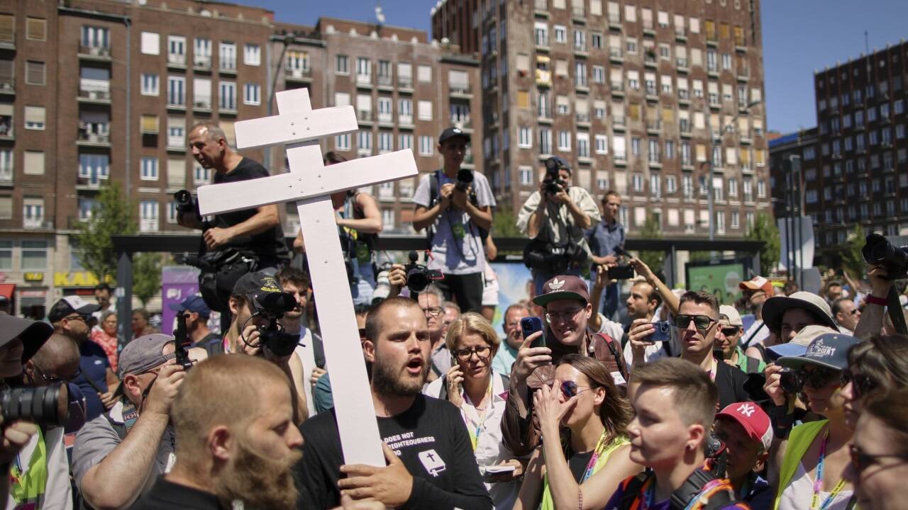 Trotz Verbots haben Hunderttausende Demonstrantinnen und Demonstranten am Samstagnachmittag am Budapester Pride-Marsch teilgenommen. 