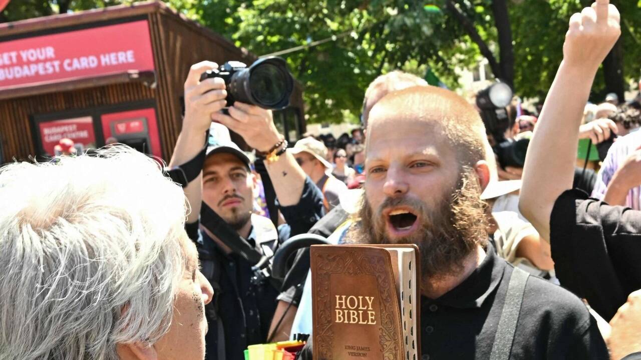 Trotz Verbots haben Hunderttausende Demonstrantinnen und Demonstranten am Samstagnachmittag am Budapester Pride-Marsch teilgenommen. 