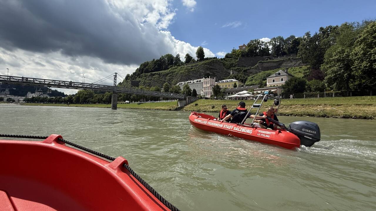 Mit mehreren Booten waren die Organisationen am Freitag und am Samstag auf der Salzach im Einsatz. Mit mehreren Booten waren die Organisationen am Freitag und am Samstag auf der Salzach im Einsatz.