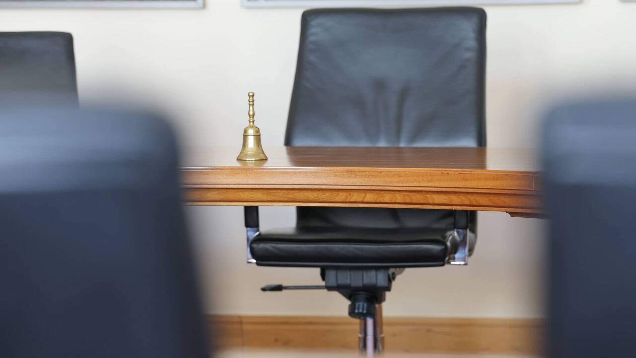Das ist er, der Platz des Landeshauptmannes im Regierungssitzungszimmer im Chiemseehof. 12 Jahre lang war der Sessel Wilfried Haslauer vorbehalten. Ab Mittwoch ist er für Karoline Edtstadler reserviert. 