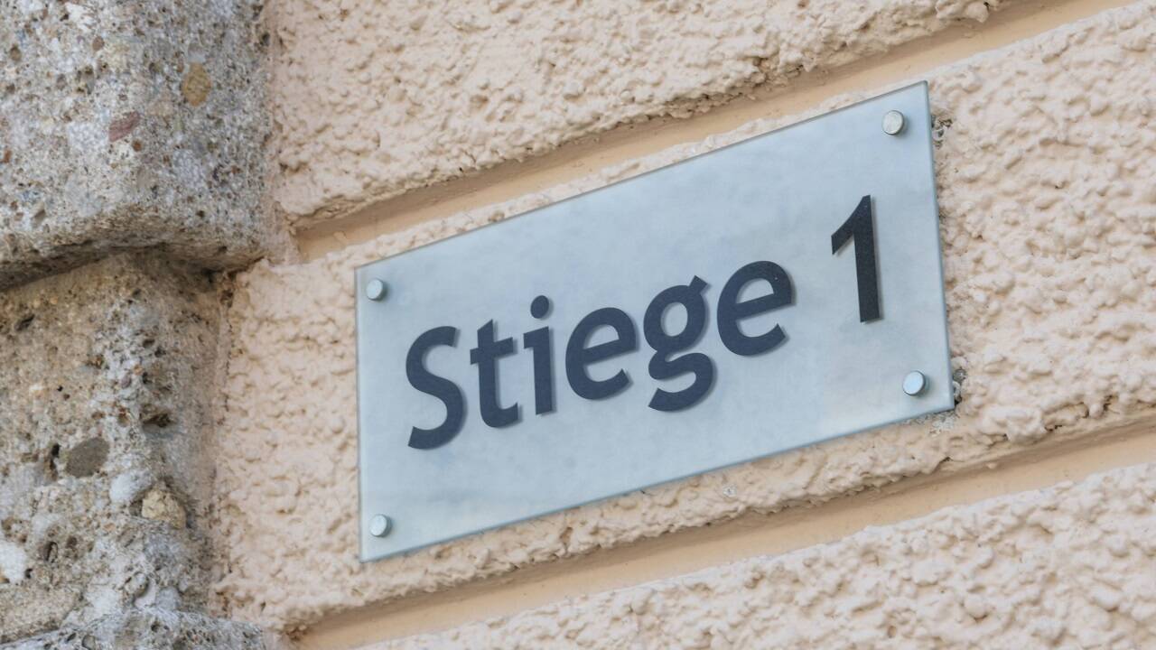 Die „Stiege 1“ im Chiemseehof. Der Aufgang zum LH-Büro.  