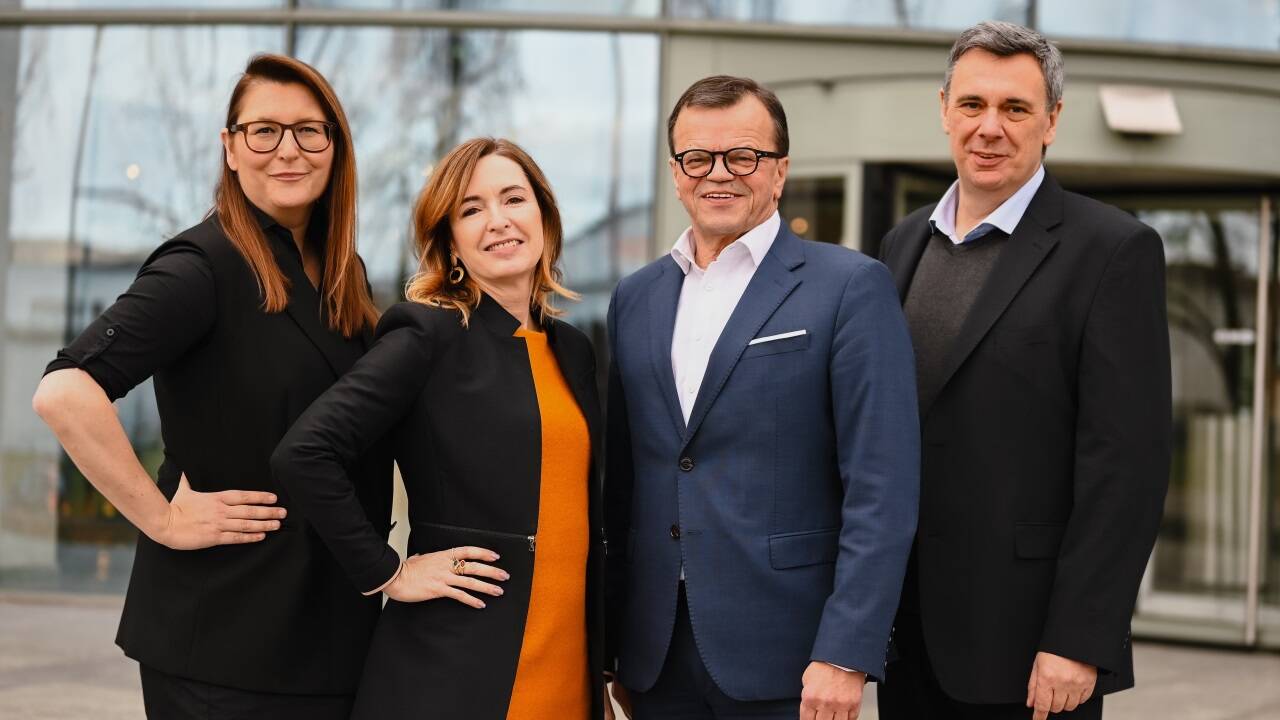 Die neue Chefredakteurin Karin Zauner übernimmt von Manfred Perterer, der die Redaktion 19 Jahre lang geführt hat. Unterstützt wird sie von Chefredakteurin-Stellvertreterin Anja Kröll (ganz links) und Chef vom Dienst Thomas Hofbauer (ganz rechts).  Die neue Chefredakteurin Karin Zauner übernimmt von Manfred Perterer, der die Redaktion 19 Jahre lang geführt hat. Unterstützt wird sie von Chefredakteurin-Stellvertreterin Anja Kröll (ganz links) und Chef vom Dienst Thomas Hofbauer (ganz rechts).