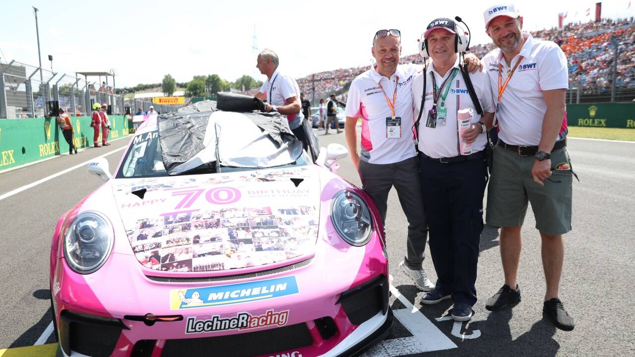 Archivbild aus dem Jahr 2019 am Hungaroring in Budapest: Walter Lechner (Bildmitte) gründete 1975 das Unternehmen. Die Söhne Robert (links) und Walter leben das Lebenswerk ihres Papas weiter. Archivbild aus dem Jahr 2019 am Hungaroring in Budapest: Walter Lechner (Bildmitte) gründete 1975 das Unternehmen. Die Söhne Robert (links) und Walter leben das Lebenswerk ihres Papas weiter.