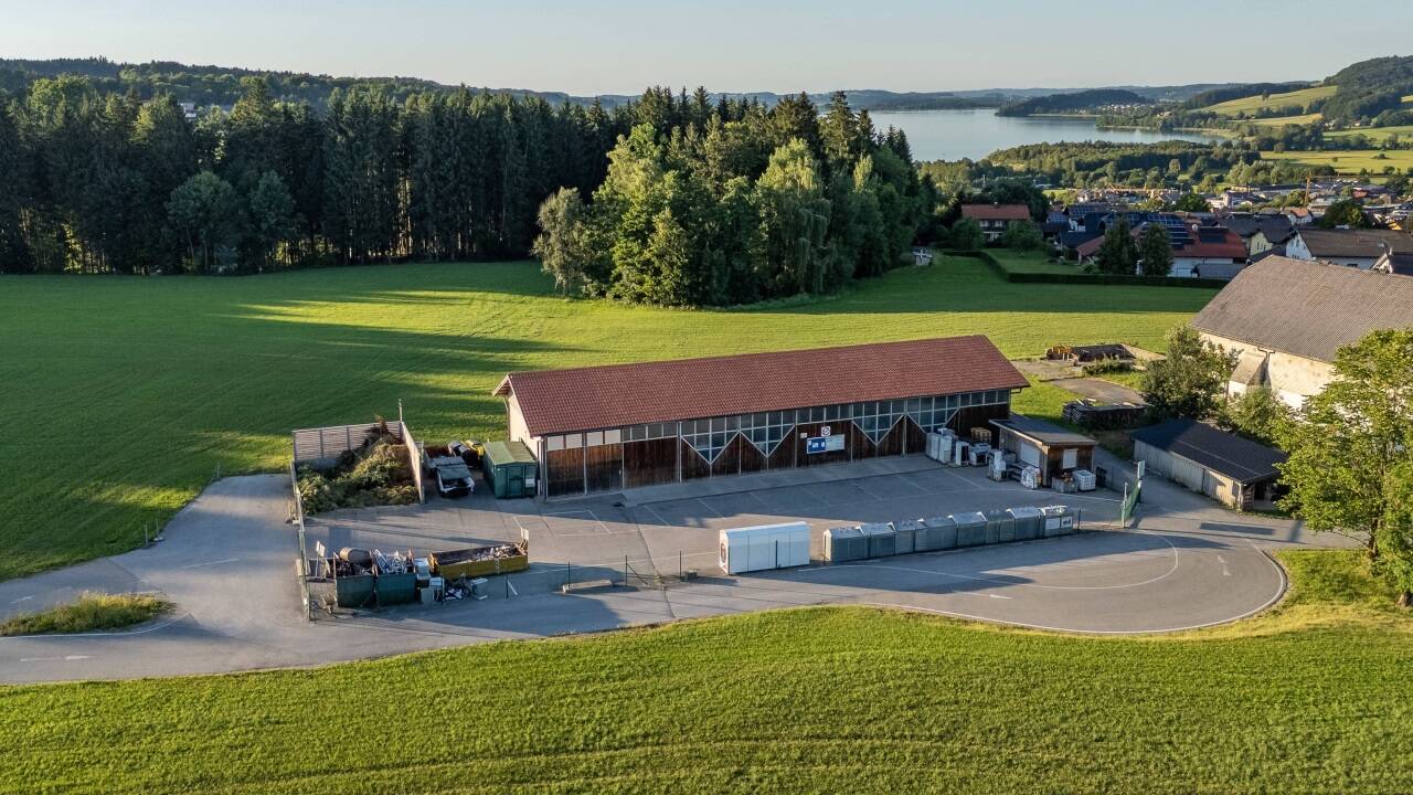 Der Recyclinghof der Gemeinde Obertrum wurde schon vor Jahrzehnten im Grünland errichtet.  
