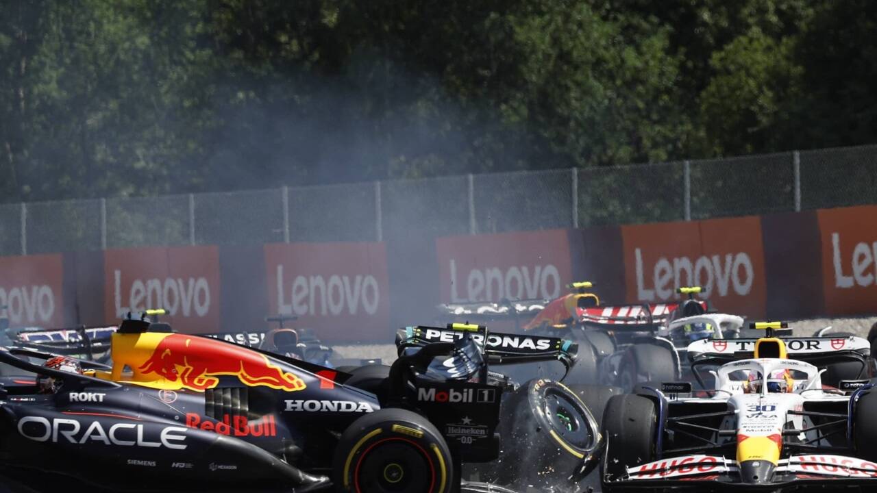 Für Formel-1-Weltmeister Max Verstappen (links) war der Grand Prix von Österreich in Spielberg bereits nach drei Kurven zu Ende. Für Formel-1-Weltmeister Max Verstappen (links) war der Grand Prix von Österreich in Spielberg bereits nach drei Kurven zu Ende.