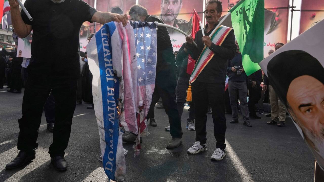 Im Protest gegen die USA und Israel schließen sich zum Teil die Reihen hinter dem Mullah-Regime.   Im Protest gegen die USA und Israel schließen sich zum Teil die Reihen hinter dem Mullah-Regime.