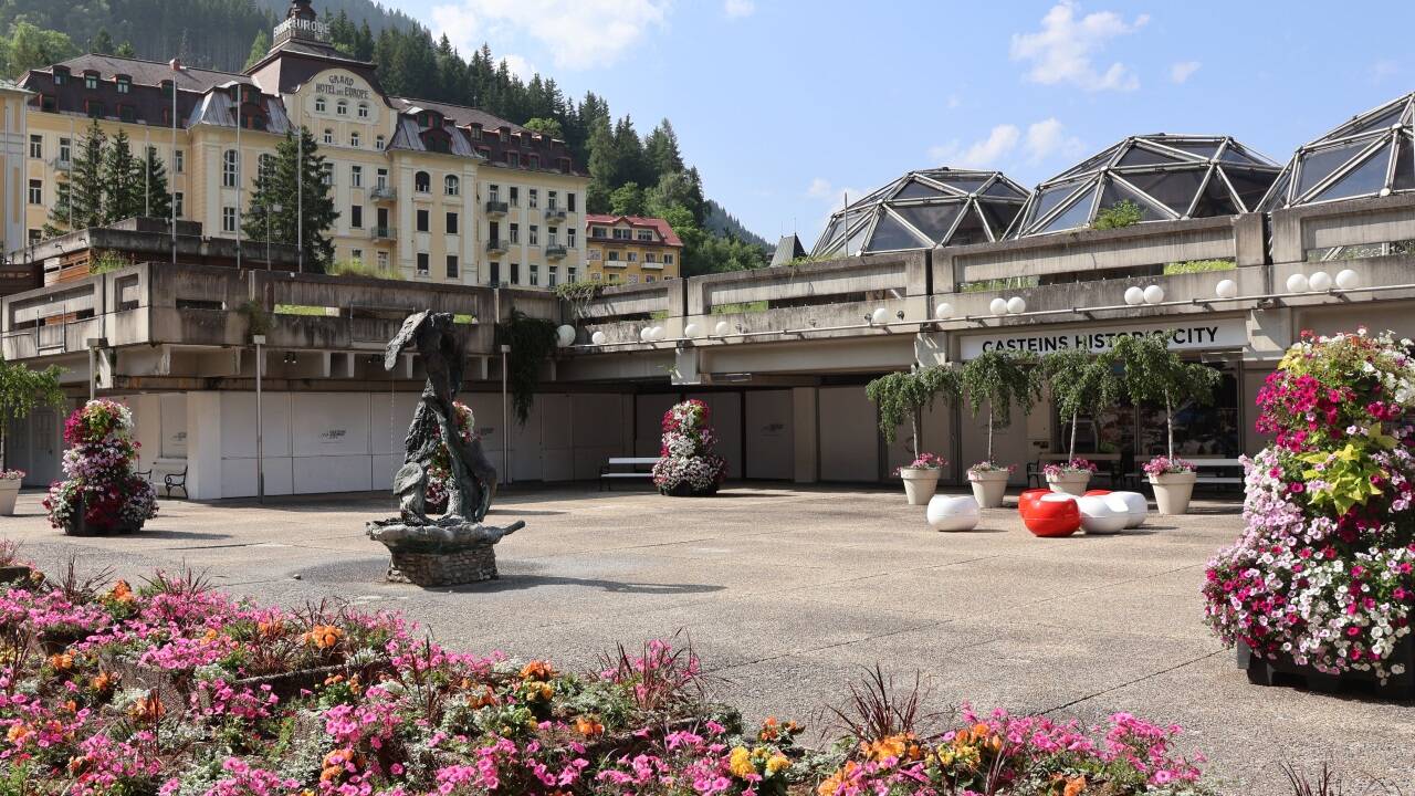 Der Gegensatz zwischen Belle Époque (Grand Hotel links) und Brutalismus (Kongresszentrum rechts) ist heute charakteristisch für Bad Gastein. Der Gegensatz zwischen Belle Époque (Grand Hotel links) und Brutalismus (Kongresszentrum rechts) ist heute charakteristisch für Bad Gastein.