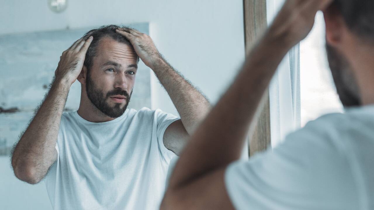 Haarausfall kann auch bei Männern eine psychische Belastung darstellen. 