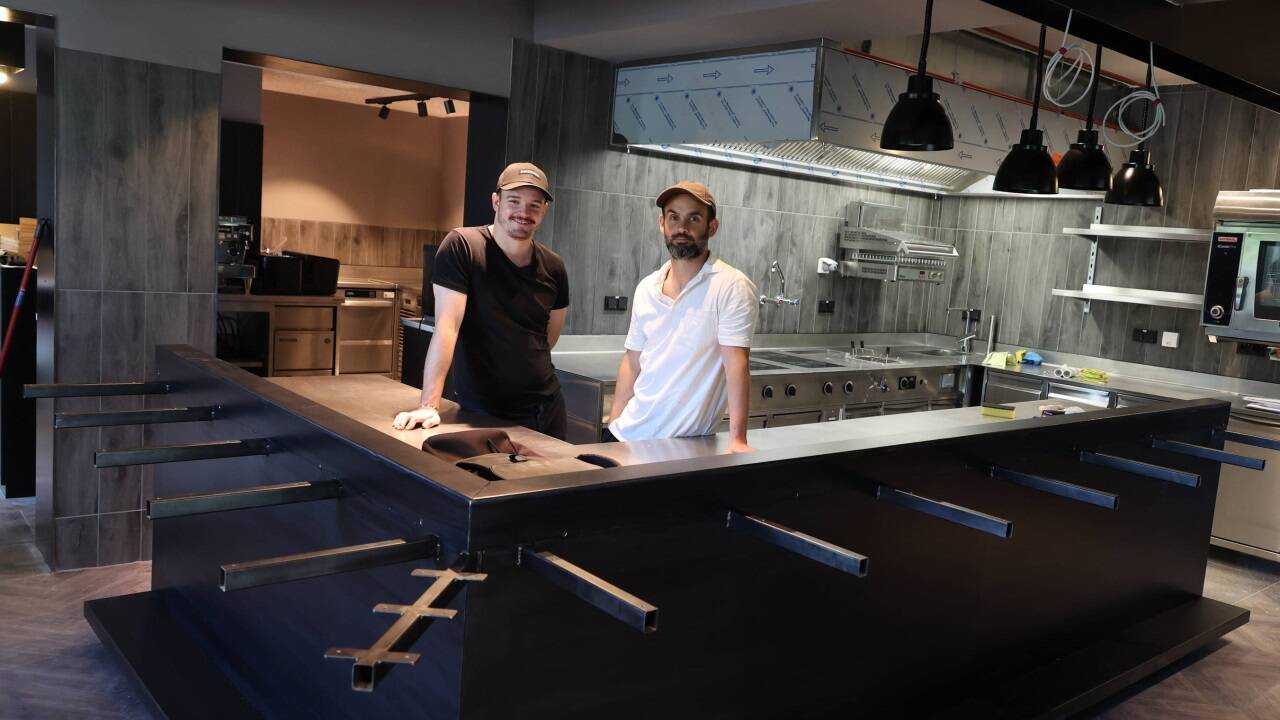 Daniel Reifecker und Jakob Schmid in ihrer neuen Schauküche. Noch fehlt der Chef’s Table davor.  