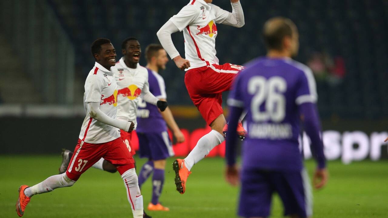Zuletzt gab es das Duell FC Liefering gegen Austria Salzburg im Jahr 2016 – die Jungbullen siegten 4:0 (im Bild David Atanga und Smail Prevljak). 