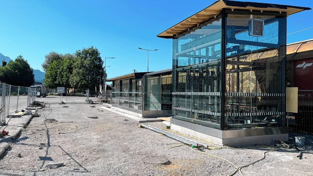 Der öffentliche Gehweg soll erst Ende des Jahres benützbar sein. 