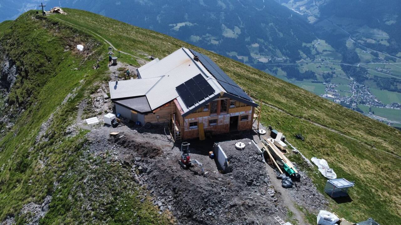 Die Gamskarkogelhütte – auch Badgasteiner Hütte genannt – liegt am höchsten Grasberg Europas an den Gemeindegrenzen zwischen Bad Gastein, Bad Hofgastein und Großarl. 