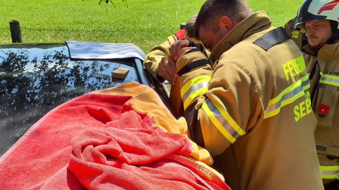 Die Einsatzkräfte konnten das versperrte Fahrzeug in Seekirchen rasch öffnen. 