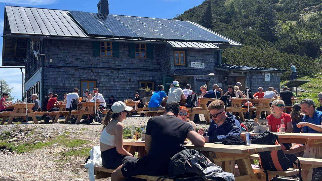 Das Zeppezauerhaus ist bei Wanderern und Untersberg-Touristen beliebt.  