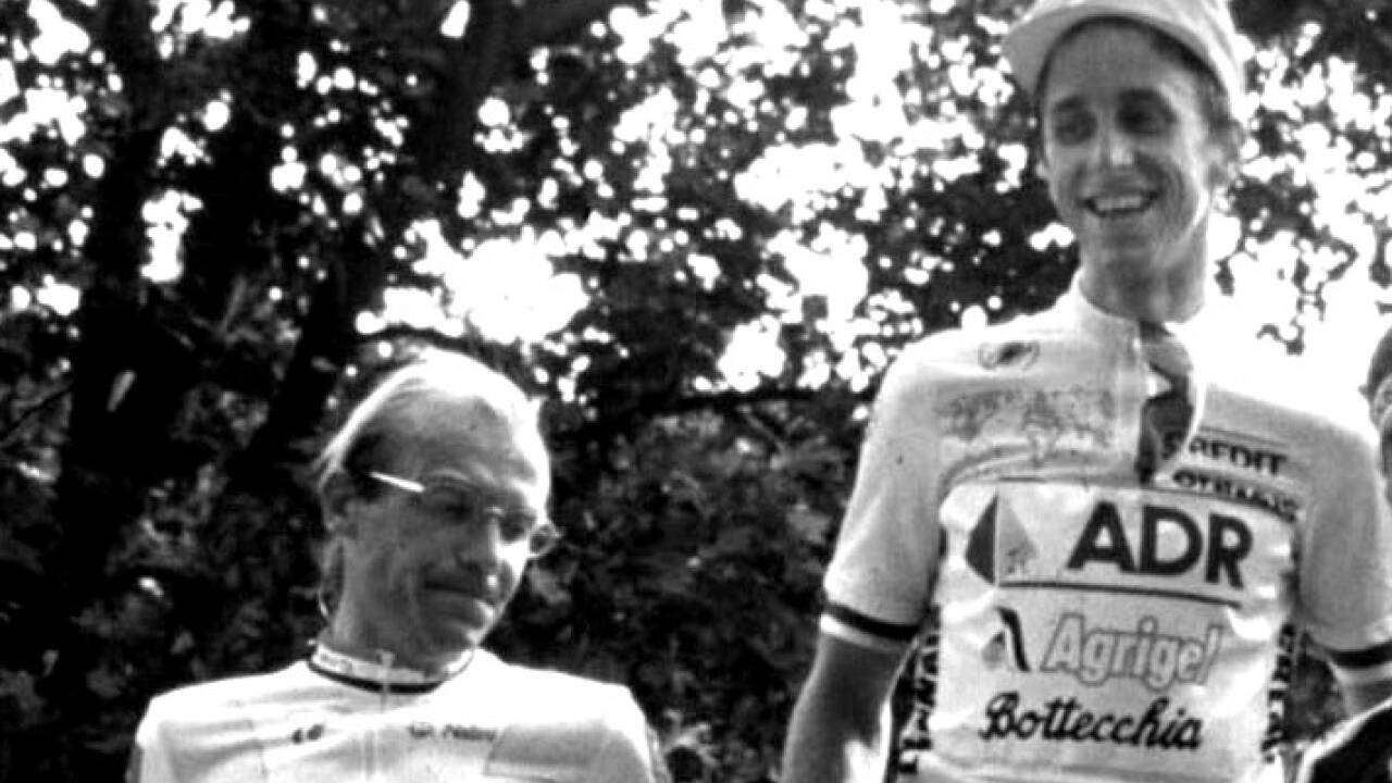 Laurent Fignon 1989 als Zweiter auf dem Podium, hinter Greg Lemond. 