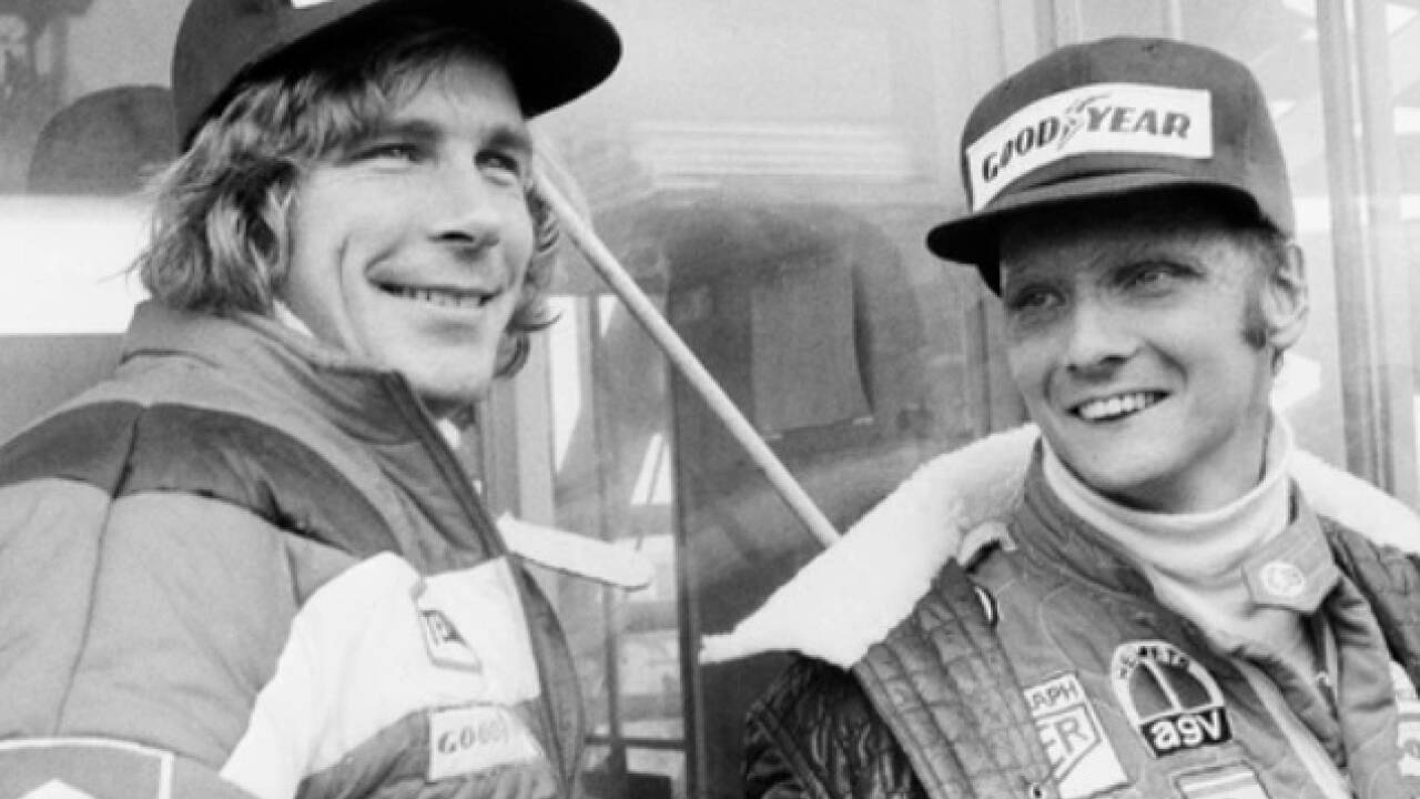 Niki Lauda (rechts) muss sich 1976 um einen halben Punkt dem neuen Formel-1-Weltmeister James Hunt geschlagen geben. 
