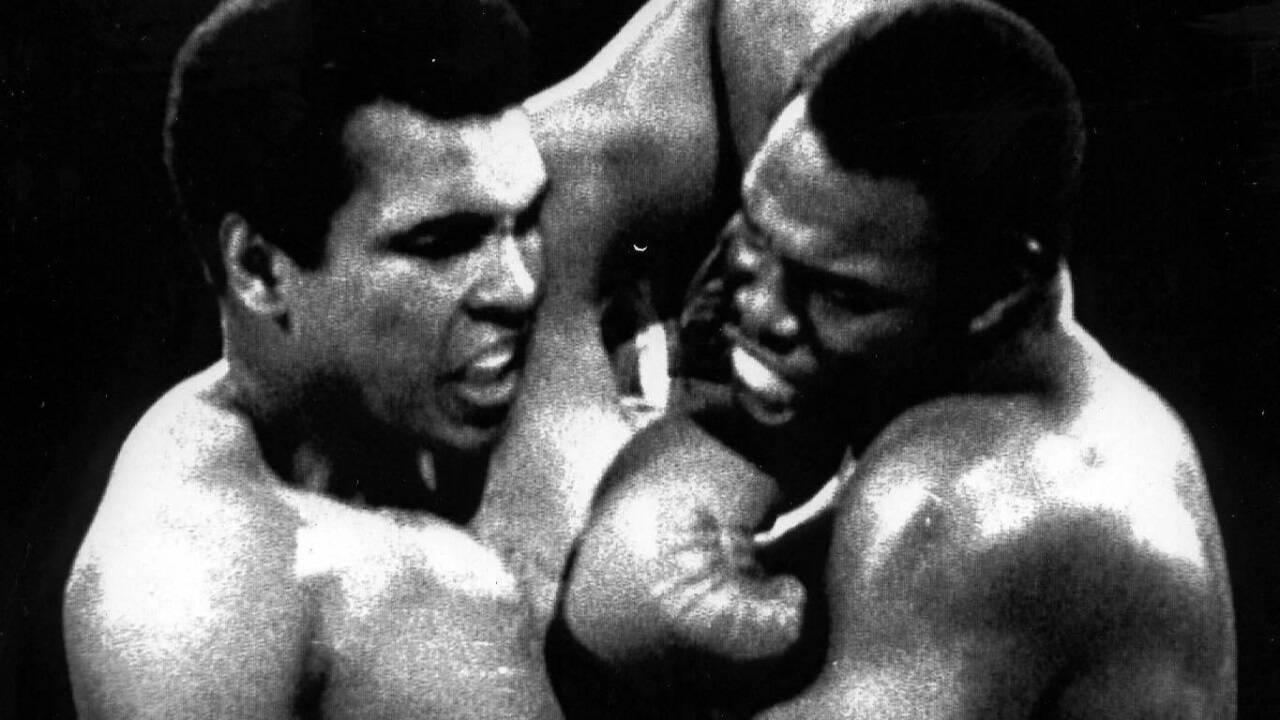 Muhammad Ali (links) ging 1980 gegen Larry Holmes zu Boden. 