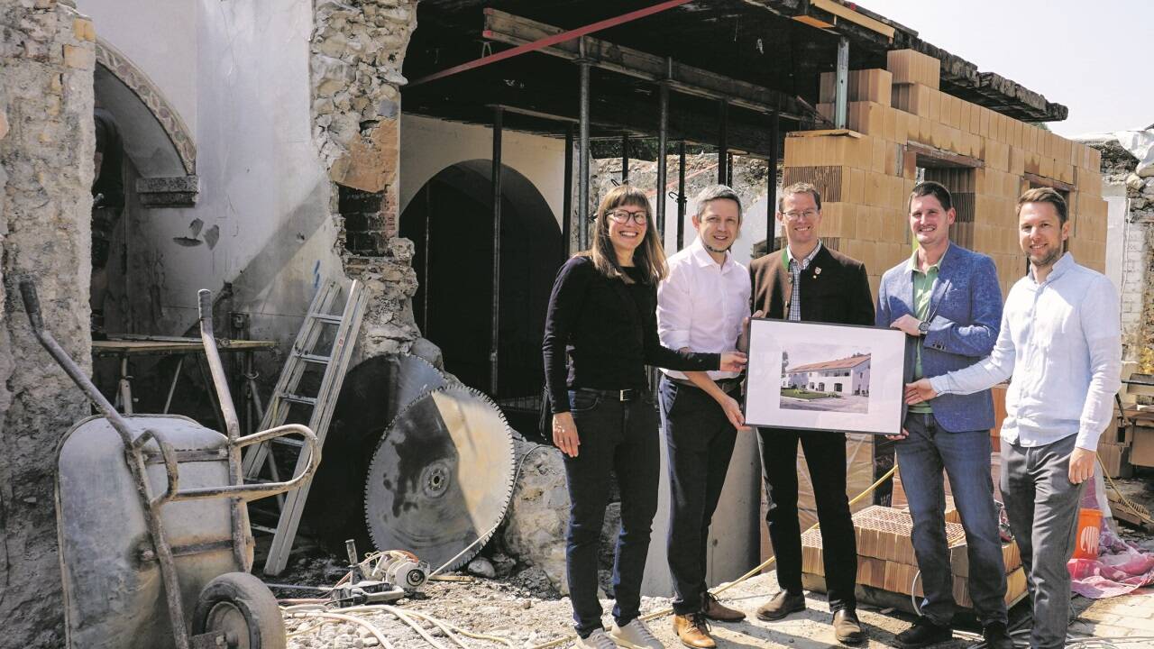 Beim Spatenstich v. l. Martha Moerzinger und Alexander Spraiter von der Tennenbau GmbH, Bgm. Johannes Fürstaller, Stefan Ebner-Kalss (Tennenbau GmbH) und Georg Treffer (AREA GmbH). 