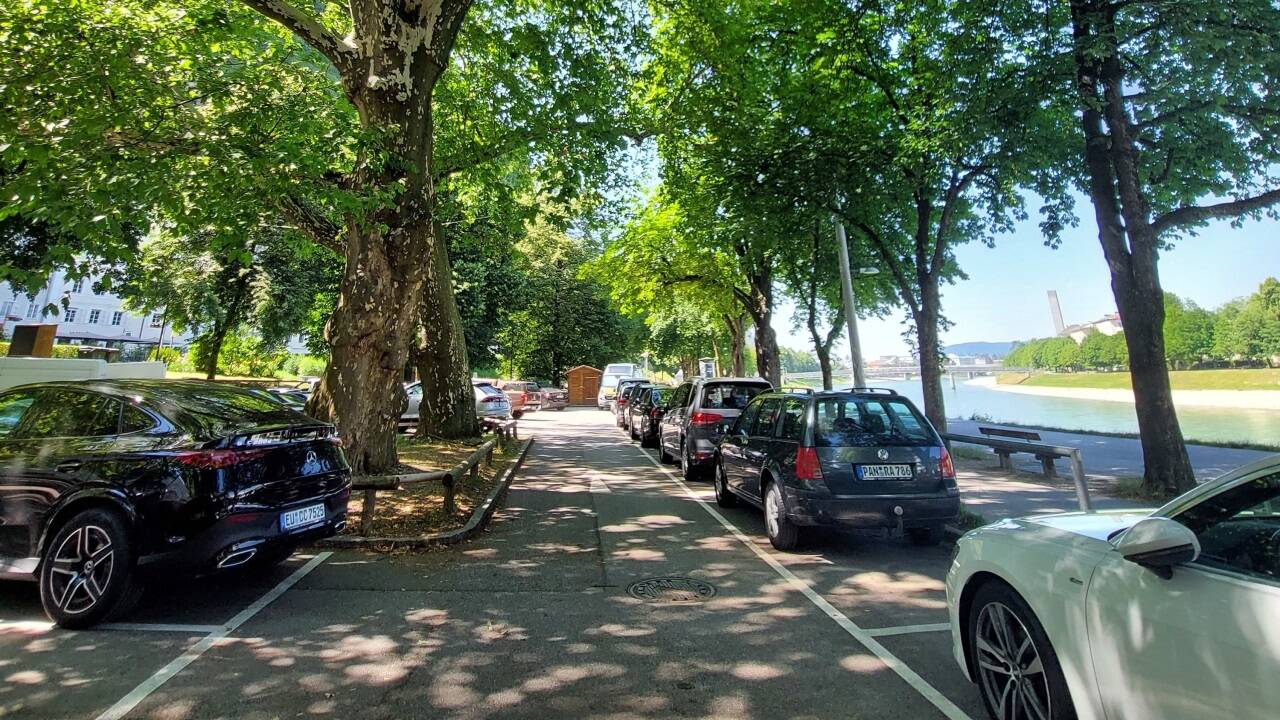Nirgendwo in der Salzburger Altstadt parken Autos schattiger: Der Rotkreuzparkplatz soll frühestens ab 2027 umgestaltet und der Bevölkerung zur Verfügung gestellt werden.  
