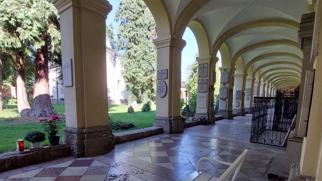 Bank unter den Arkaden im St. Sebastiansfriedhof an der Linzer Gasse.  
