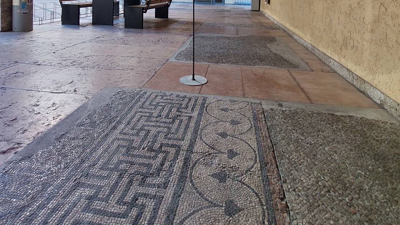Der Wallistrakt mit den römischen Mosaiken.  