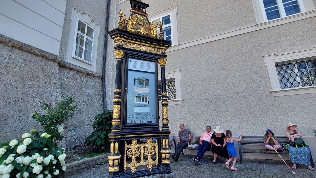 Die historische Wetterstation am Alten Markt.  