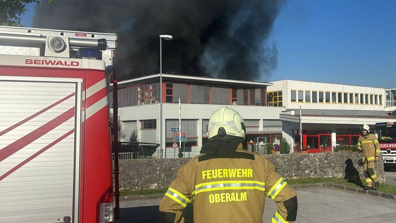 Eine gewaltige Rauchsäule stieg über dem Tennengau auf. 