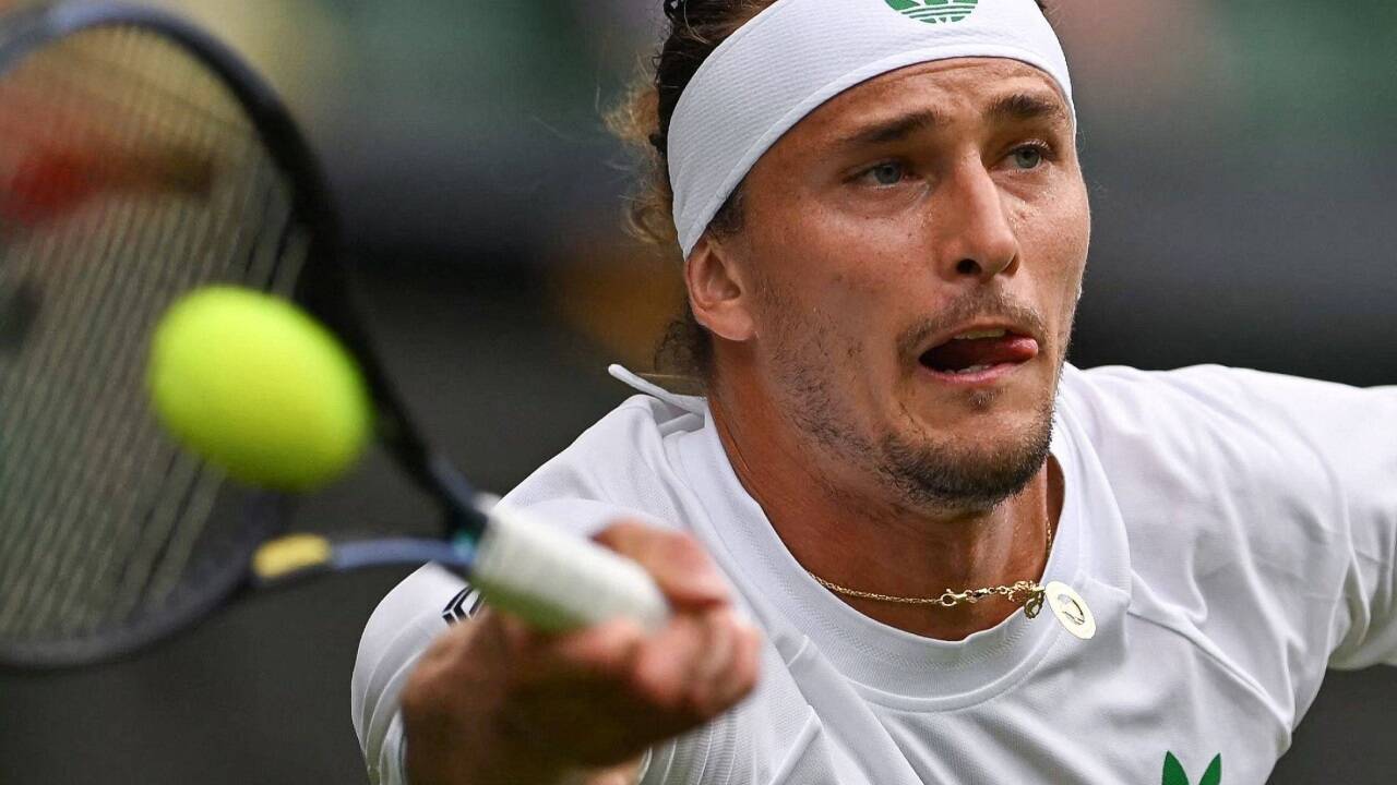 Alexander Zverev scheiterte beim Rasenturnier in Wimbledon in der ersten Runde. Alexander Zverev scheiterte beim Rasenturnier in Wimbledon in der ersten Runde.